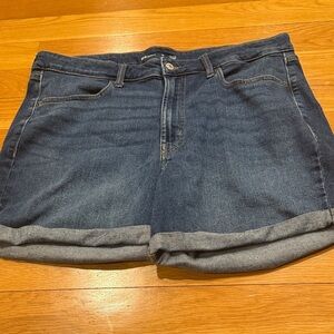 Old Navy women’s high rise wow Jeans short size 18 .